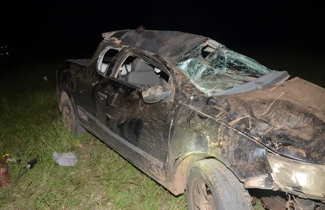 camioneta-vuelco-artigas-camino-fotopolicia