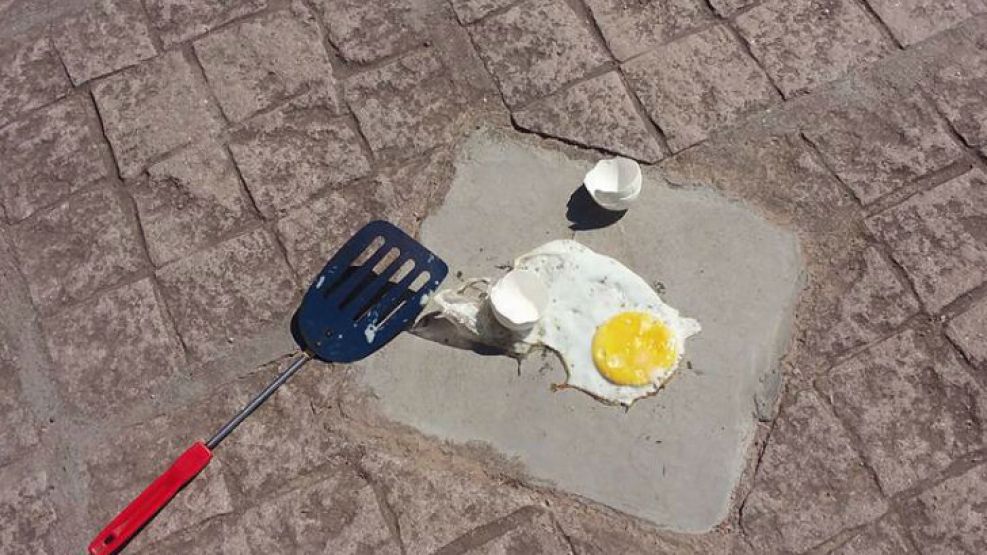 por-la-ola-de-calor-un-intendente-hizo-un-huevo-frito-en-la-vereda-0124-g1